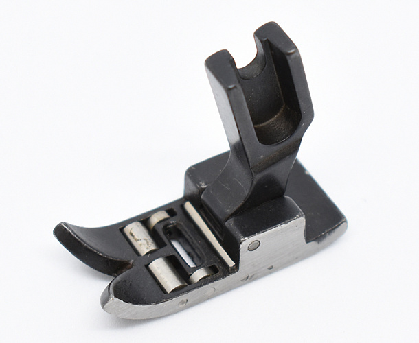 Лапка с роликом R438 для машин строчки зиг-заг