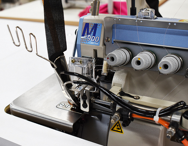 Автоматизированное решение для втачивания воротника в рубашку «polo» на базе 4-х ниточного оверлока Pegasus M952-52-2X4/D222