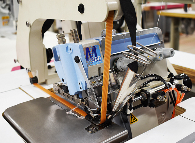 Автоматизированное решение для втачивания воротника в рубашку «polo» на базе 4-х ниточного оверлока Pegasus M952-52-2X4/D222