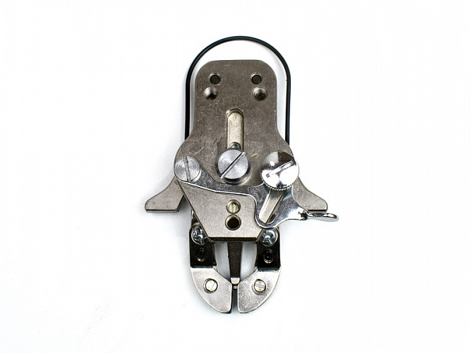 Кляммер (держатель) для пришивания плоских пуговиц (в сборе)