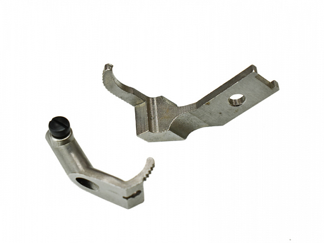 Лапка левая однорожковая для рукавной машины Sewparts (база Golden Wheel CS-335) Арт. KR-01107