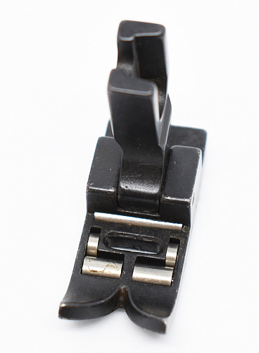 Лапка с роликом R438 для машин строчки зиг-заг