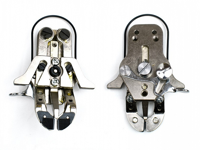 Кляммер (держатель) для пришивания плоских пуговиц (в сборе)