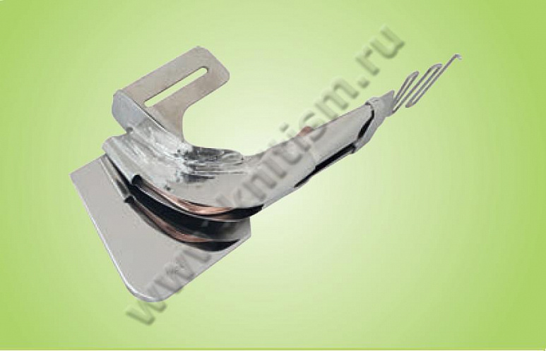 Приспособление для изготовления декоративной отделки с прокладыванием шнура для машин с двойным унисонным продвижением, а так же для машин с цилиндрической платформой N607 SURUCU