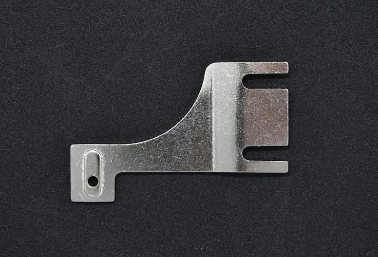 Пластина (не в сборе) для пришив. пуговиц на ножке тип. 373 кл. Juki (арт. B2409-372-L00)