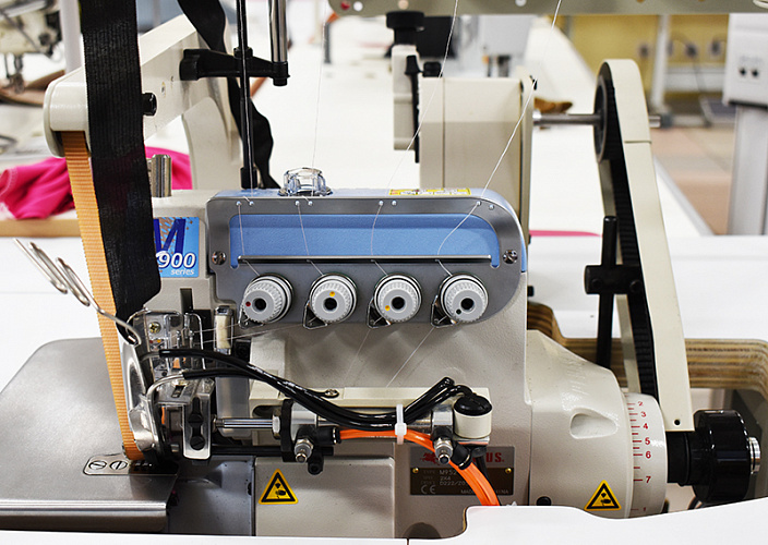 Автоматизированное решение для втачивания воротника в рубашку «polo» на базе 4-х ниточного оверлока Pegasus M952-52-2X4/D222