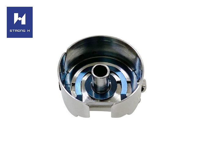 Шпульный колпачок с пружинкой на увеличенный челнок с игольным продвжиением для прямострочных машин Strong H BC-DBM1(6-7)-NBL