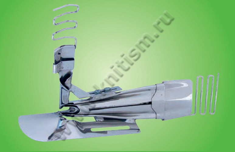 Окантователь в 4 сложения с прокладыванием декоративной вставки (сложенной вдвое) для плоскошовной машины с плоской платформой T150 SURUCU