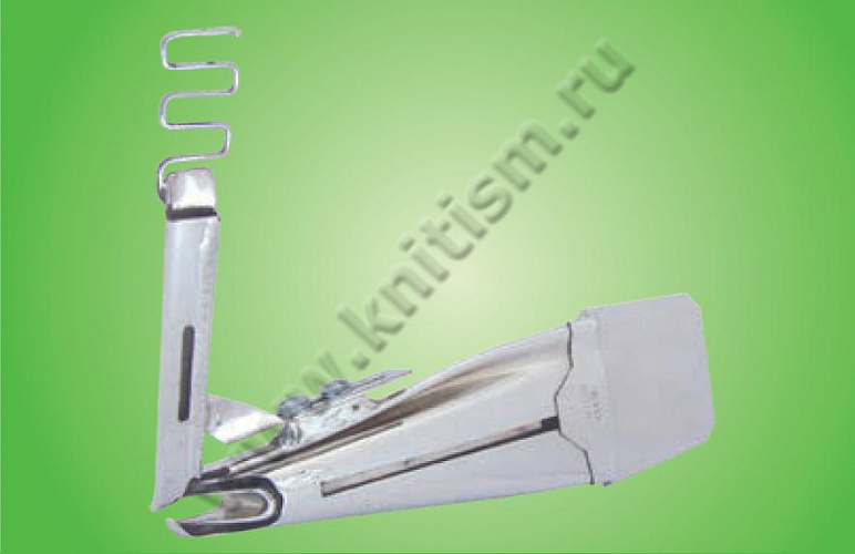 Окантователь в 3 сложения (чистый край сверху) с прокладыванием декоративной вставки (плоской тесьмы) на плоскошовной машине с вырезом в платформе T145A SURUCU